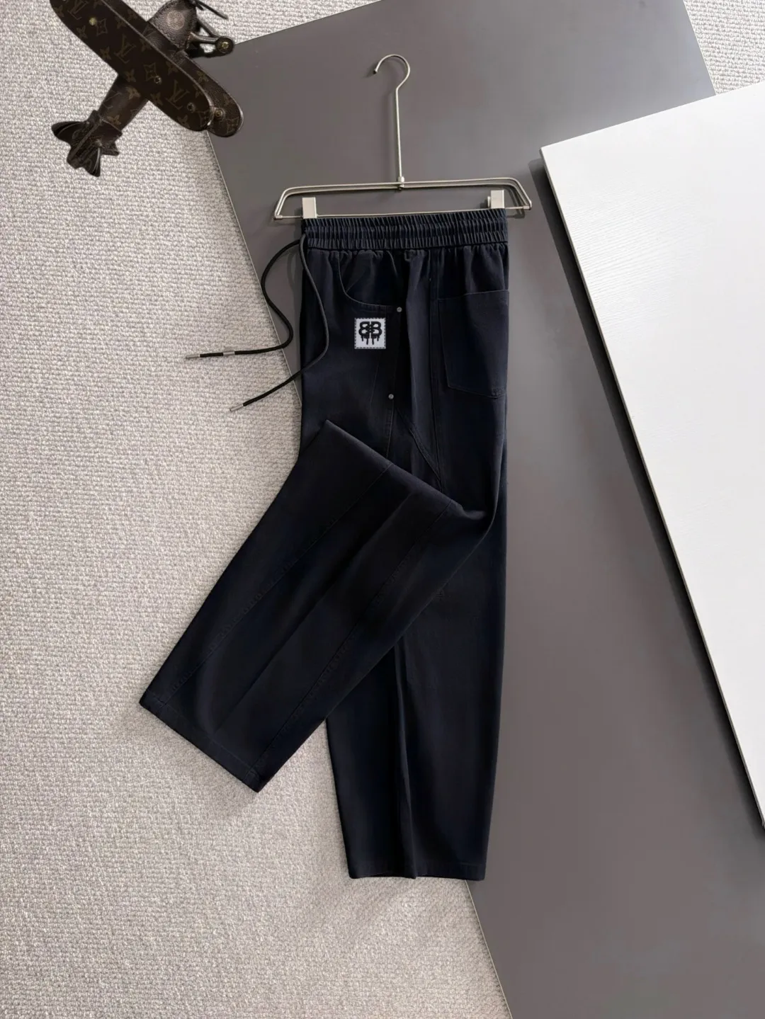 The next day we shipped the P195 Balenciaga High Quality New Arrival Elastic Casual Pants Fall/Winter 2026. The custom-made fabric at the counter has a high degree of comfort, impeccable details, and the design concept of the brand elements reflects high quality. The hand feels delicate and soft! Casual cuts and awesome upper body! Sizes: S-3XL